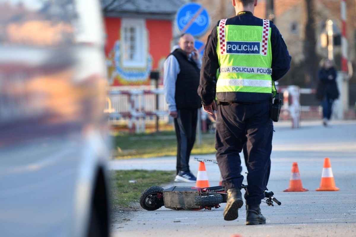 Dijete se na električnom romobilu u Sisku zabilo u auto. Prijavljeni roditelji